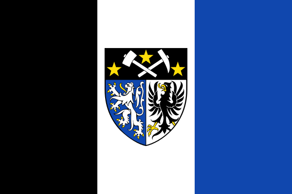 Aktuelle dreifarbige Flagge mit vertikalen Balken und Wappen